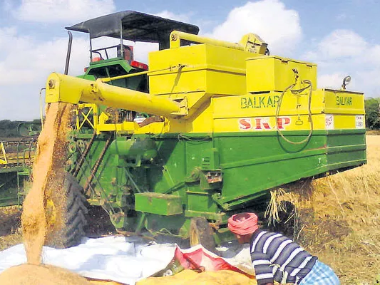 రైతన్నకు వరి కోతల భారం.. హార్వెస్టర్లు దొరక్క ఇక్కట్లు