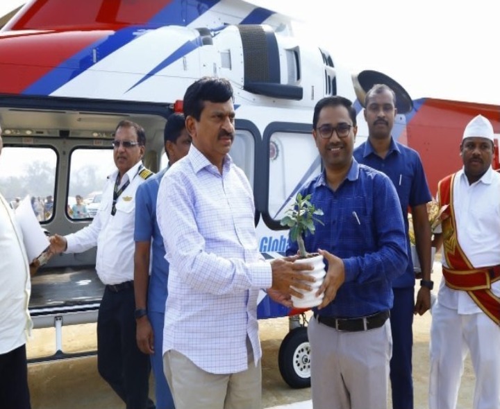 కలెక్టర్‌కు ఘన స్వాగతం పలికిన మంత్రి