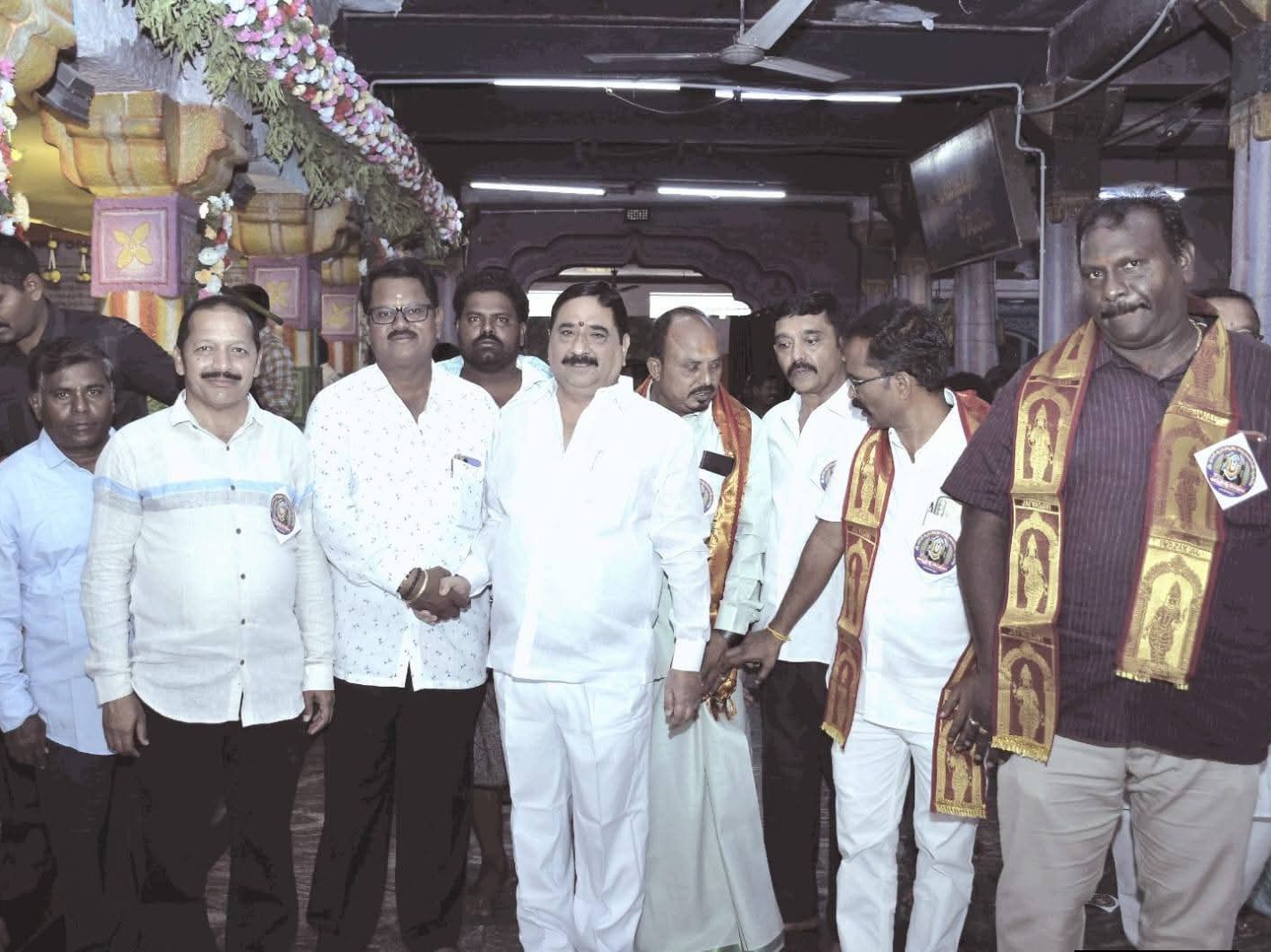 వాసవీ అమ్మవారిని దర్శించుకున్న ఎమ్మెల్యే కాలవ