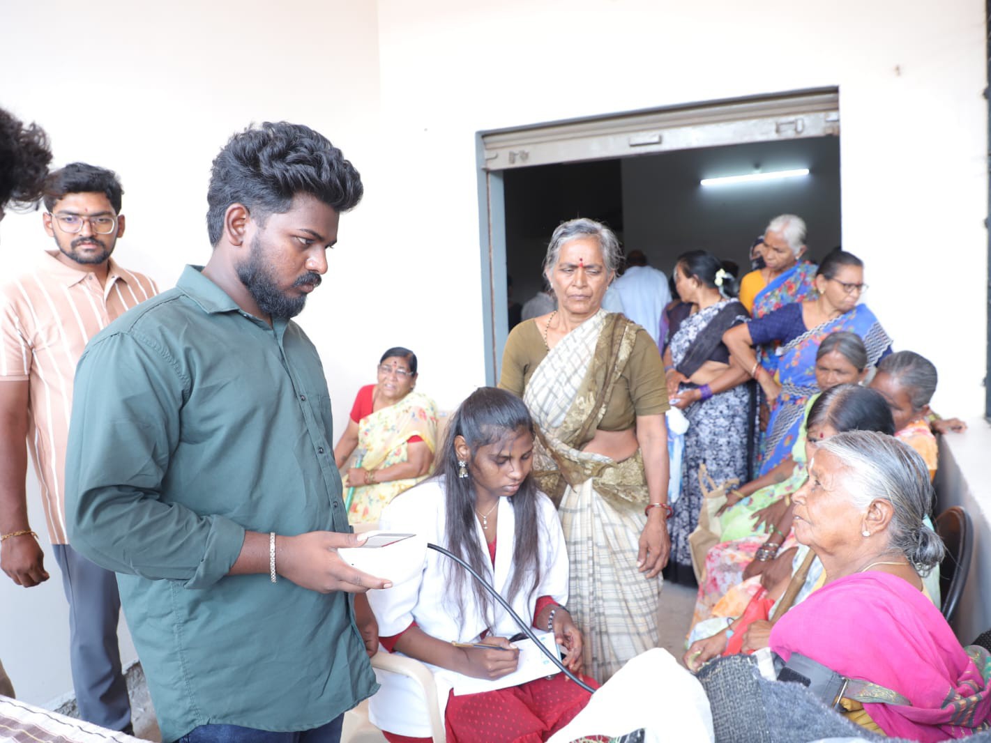 మంగపల్లెలో వెయ్యి మందికి ఉచిత వైద్యం