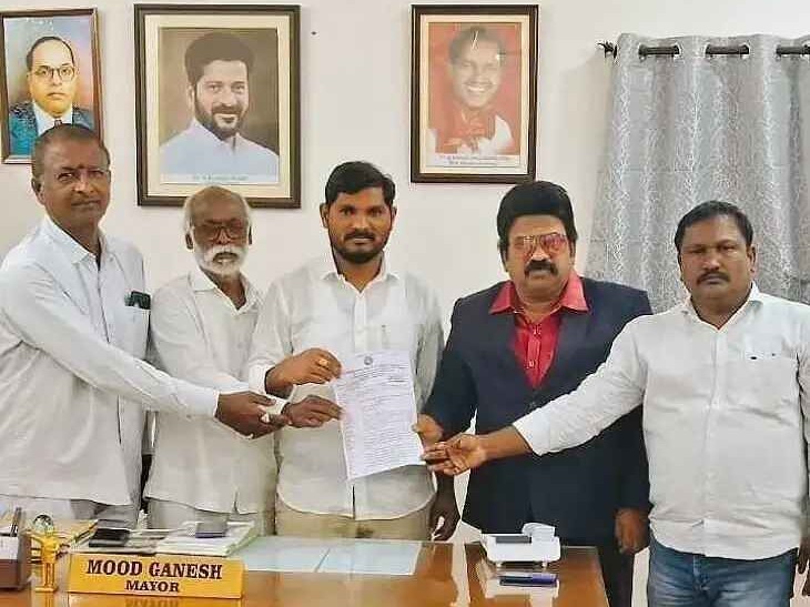 ‘అంబేద్కర్ విగ్రహం వద్ద ఫ్లెక్సీలు తొలగించాలి’