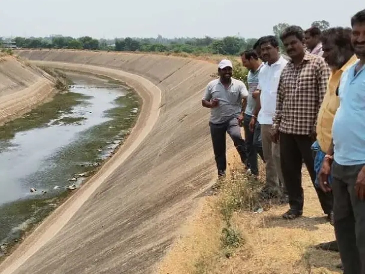 పంటలు ఎండిపోతున్నాయి.. సాగునీరు ఇవ్వండి !