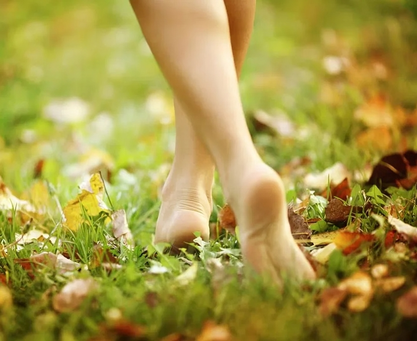 చెప్పులు లేకుండా నడిస్తే..?