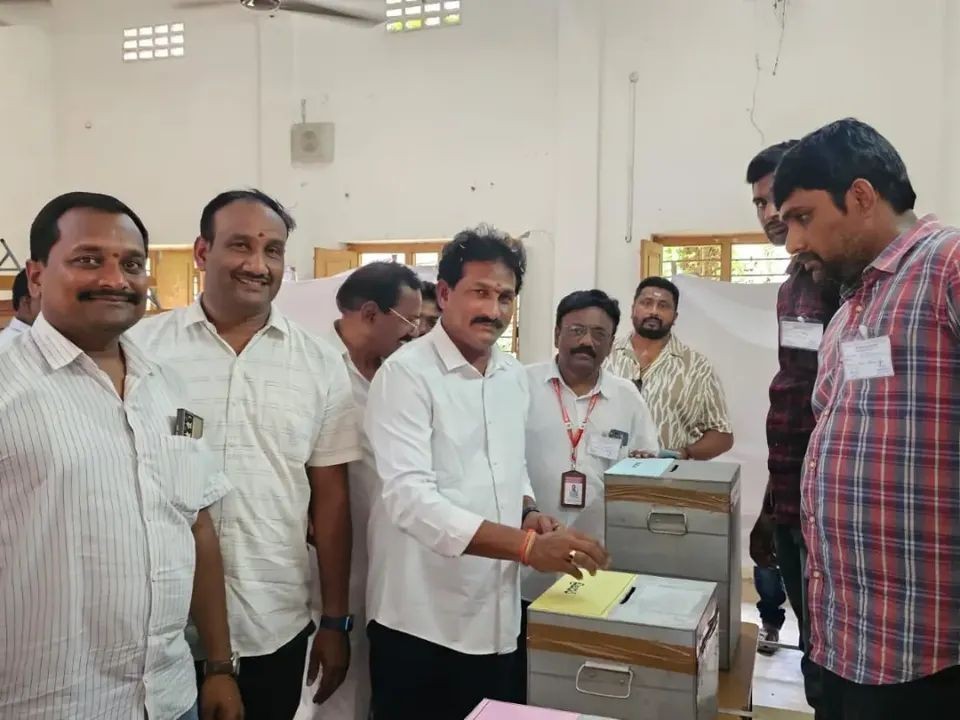 ఓటు హక్కు వినియోగించుకున్న ఎమ్మెల్యే