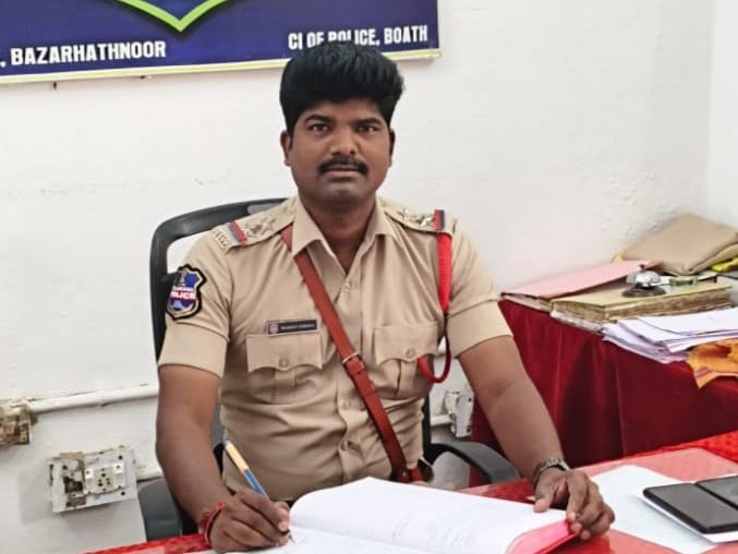 పోలీసులపై తిరగబడిన ఇద్దరిపై కేసు నమోదు: SI