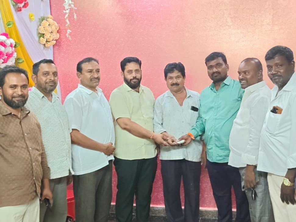 కాంగ్రెస్ కార్యకర్త కుమార్తె వివాహానికి ఆర్థిక సహాయం