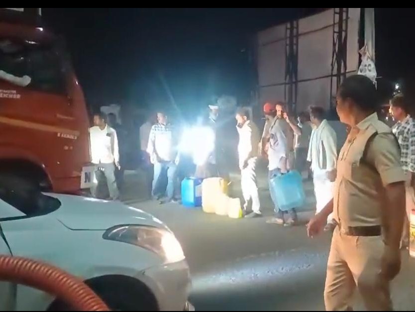 పెట్రోల్ కొరత.. బంకుల వద్ద క్యూలు..!