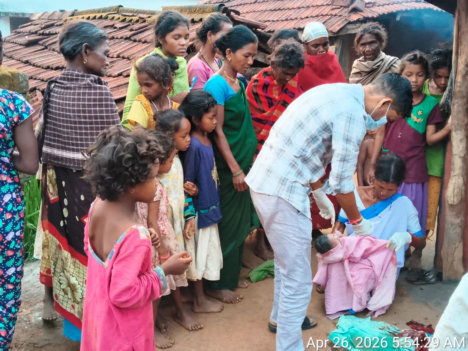 అంబులెన్స్‌లో ప్రసవం.. తల్లి, శిశువు సురక్షితం