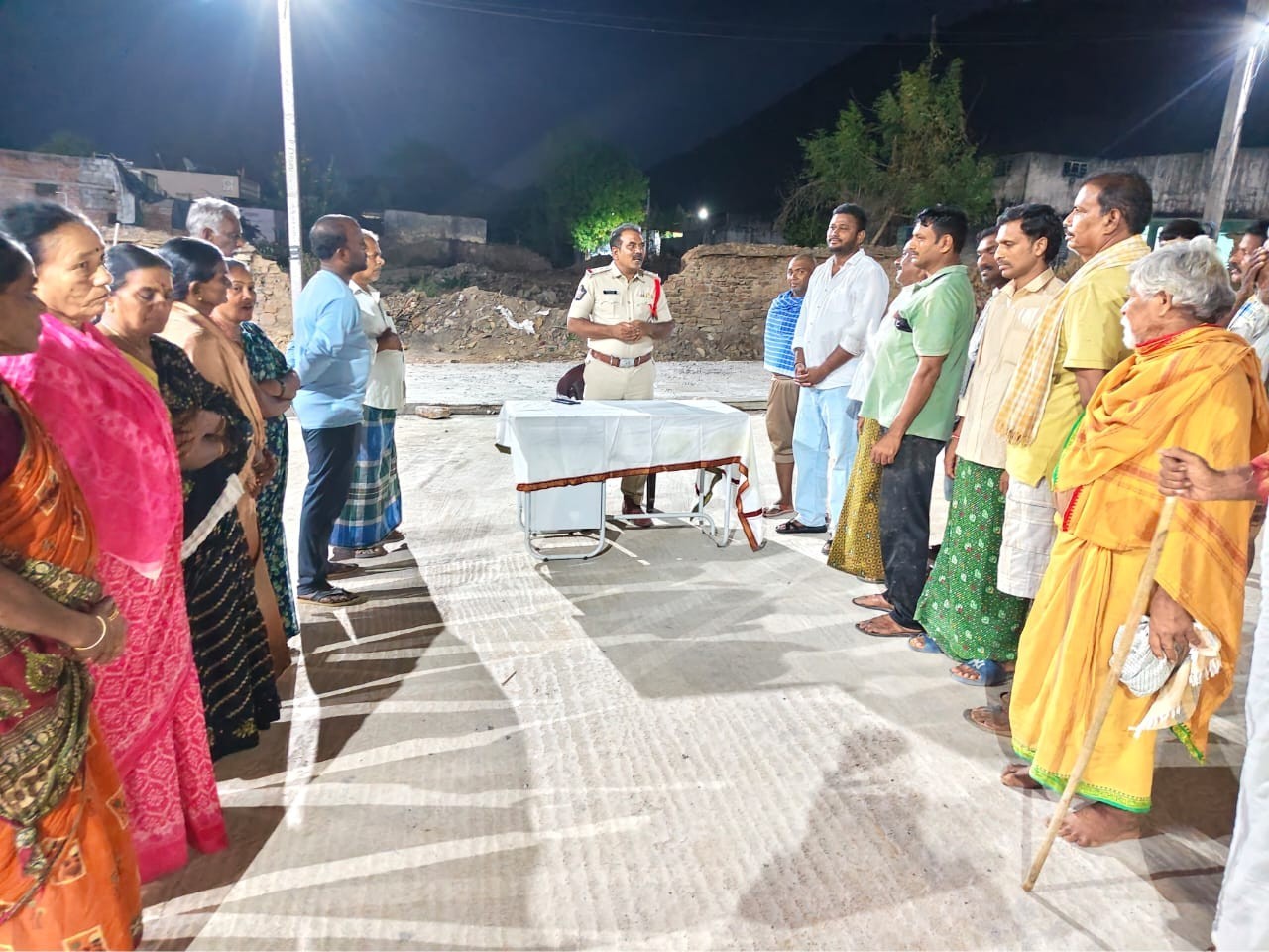 పోలి గ్రామంలో పోలీసుల గ్రామ సభ