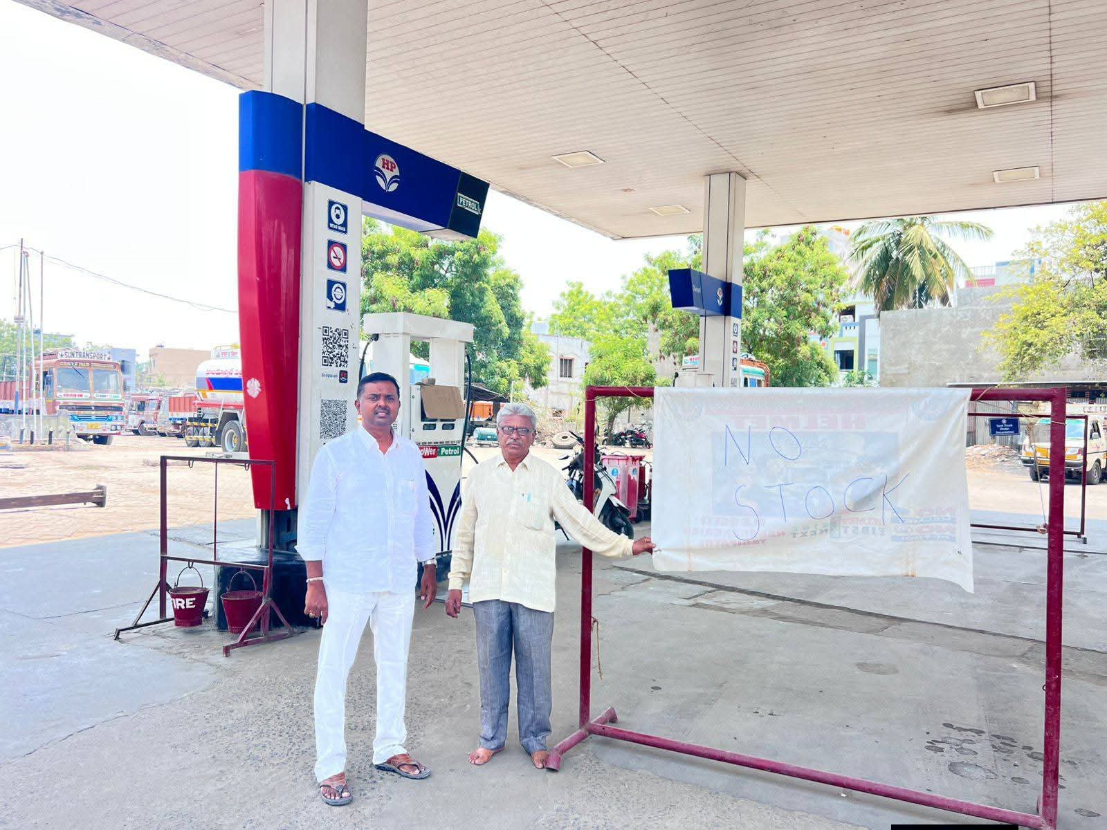 తాడిపత్రిలో పెట్రోల్ బంకుల తనిఖీ