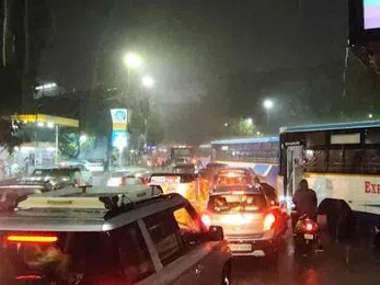 రోడ్డుపై లారీ అడ్డు.. భారీగా ట్రాఫిక్ జామ్