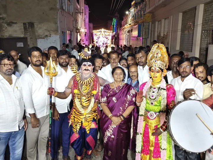 వాసవి మాత ఉత్సవాల్లో మంత్రి సవిత సందడి