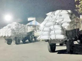 రాత్రి వేళల్లో అక్రమాలకు పాల్పడుతున్న వ్యాపారులు