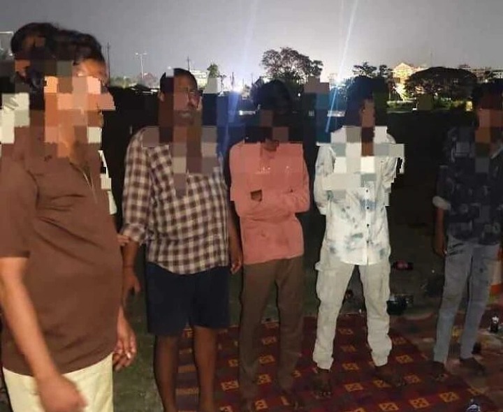 బహిరంగంగా మద్యం సేవిస్తున్న ఏడుగురిపై కేసులు