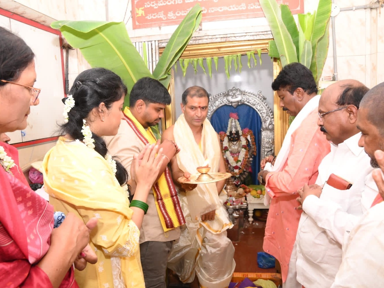 ఆలయంలో ప్రత్యేక పూజలు నిర్వహించిన కలెక్టర్
