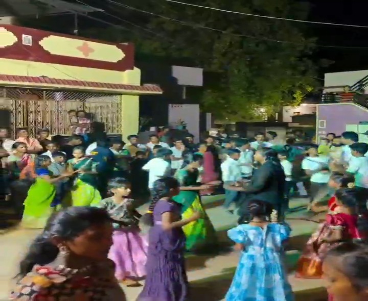 చెన్నూరులో ఆకట్టుకున్న కోలాట ప్రదర్శన