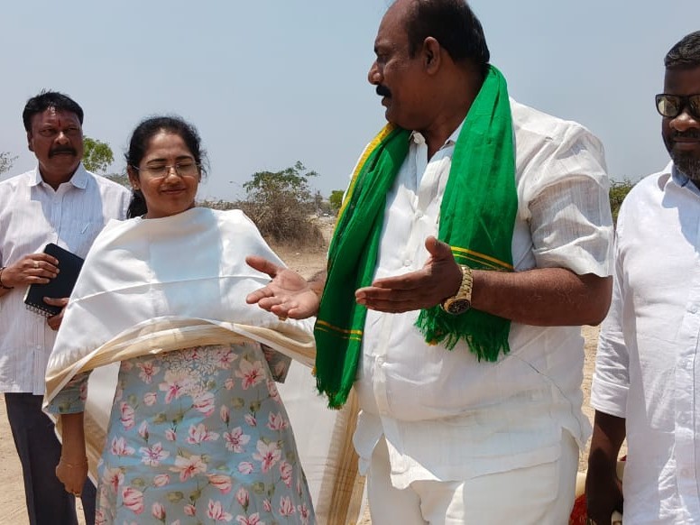 టమాటా మార్కెట్ యార్డ్‌కు స్థలాల పరిశీలన