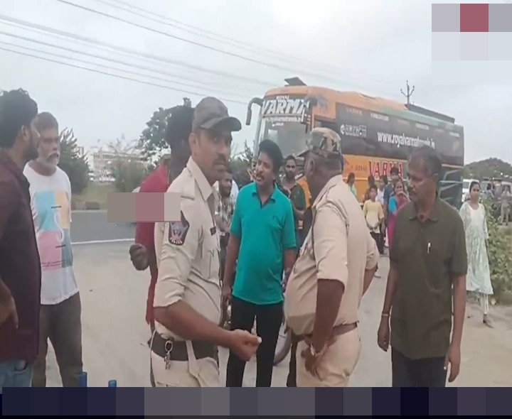 డీజిల్ లేదని ట్రావెల్స్ బస్సు వదిలి వెళ్లిన డ్రైవర్