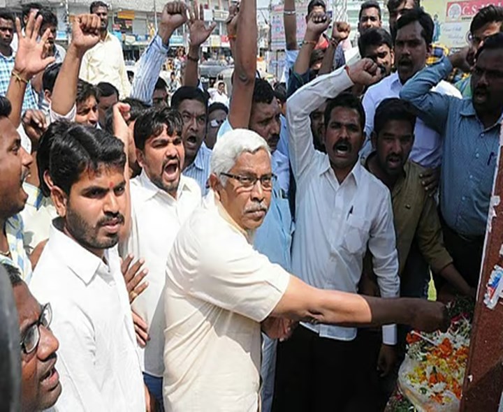 అమరవీరుల స్థూపం వద్ద కోదండరాం నివాళి