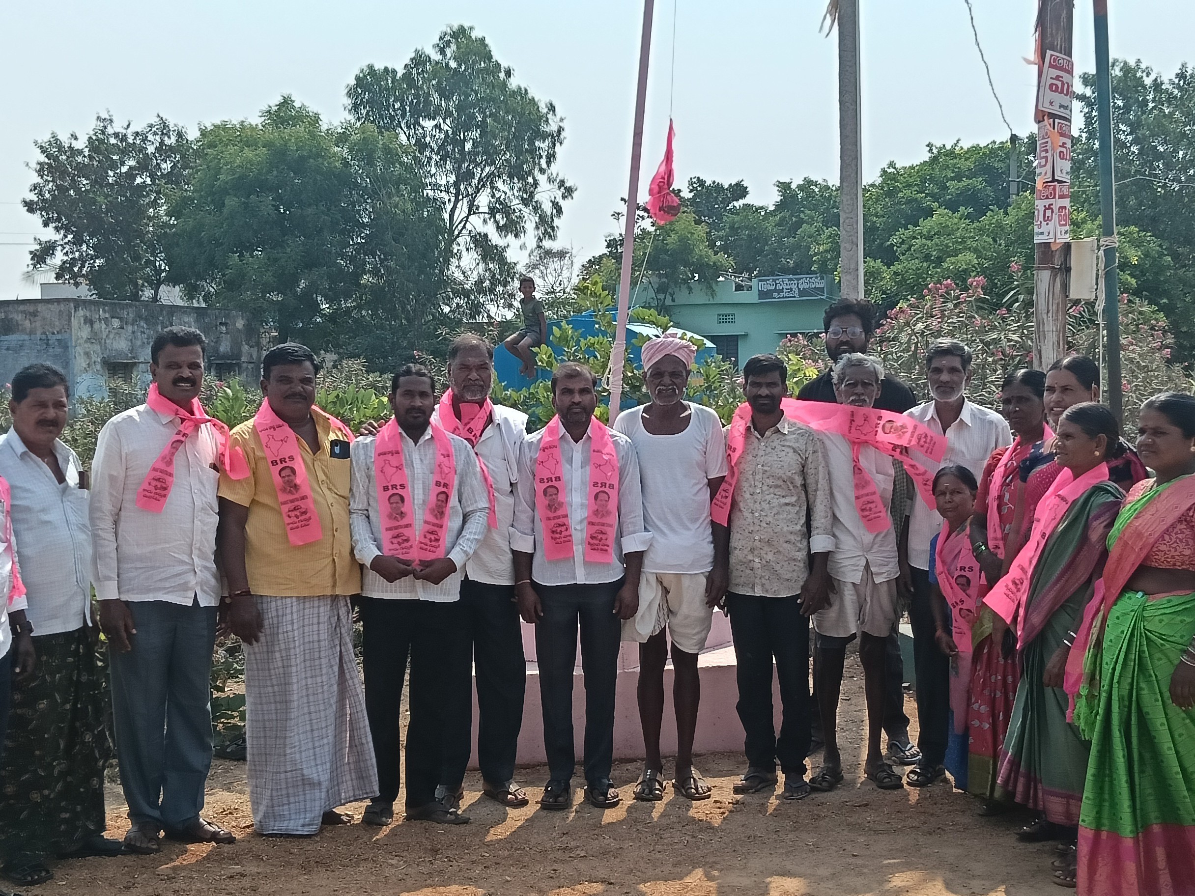 ఘనంగా బీఆర్ఎస్ పార్టీ ఆవిర్భావ దినోత్సవ వేడుకలు