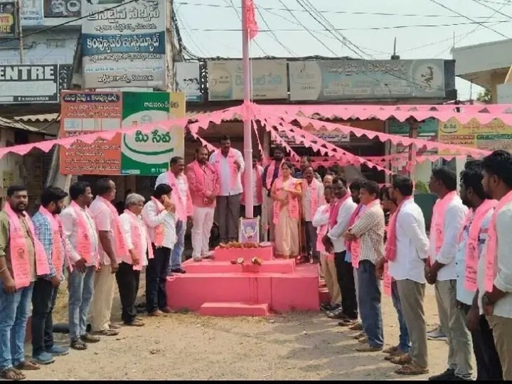 BRS పార్టీ జెండాను ఆవిష్కరించి  మాజీ ఛైర్‌పర్సన్