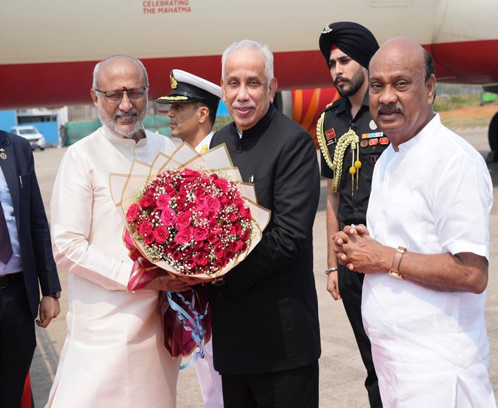 విశాఖకు చేరుకున్న ఉపరాష్ట్రపతి రాధాకృష్ణన్