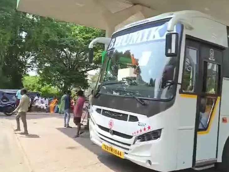 డీజిల్ కొరత.. ఆగిపోయిన టూరిస్ట్ బస్సు
