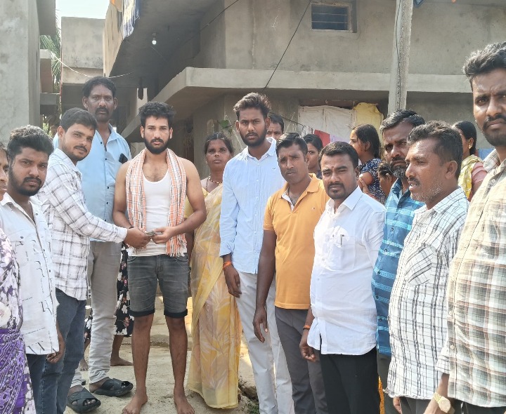 బాధిత రైతు కుటుంబానికి ఆర్థిక సాయం