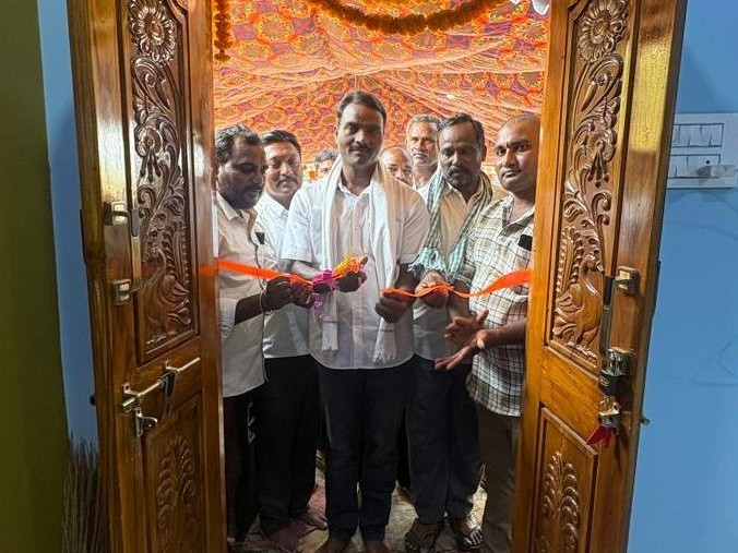 ఇందిరమ్మ ఇంటికాడ ప్రారంభించిన కాంగ్రెస్ నాయకులు