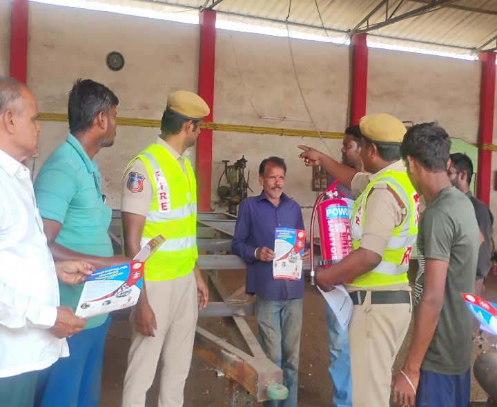 కార్మికులకు అగ్నిమాపకలపై అవగాహన