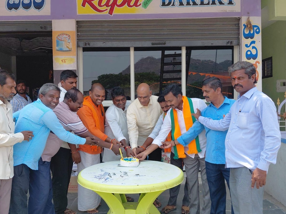 శాయంపేటలో రాష్ట్ర అధ్యక్షుడి జన్మదిన వేడుకలు..