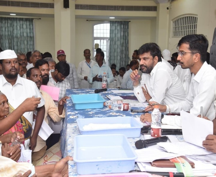 సమస్యల పరిష్కారంలో జాప్యం వద్దు: కలెక్టర్