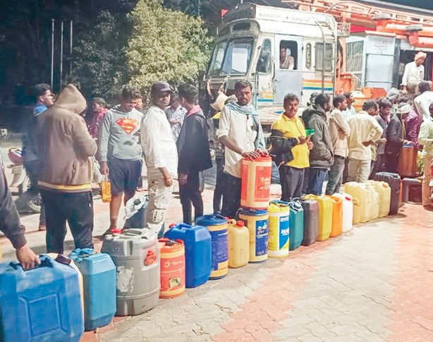 పెట్రోల్ బంకుల్లో రైతుల లైన్