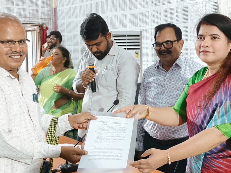 56 మంది రైతులకు డీనోటిఫికేషన్ పత్రాలు