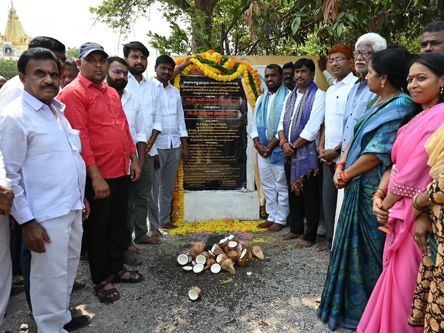 సీసీ రోడ్డు పనులకు భూమి పూజ చేసిన మేయర్