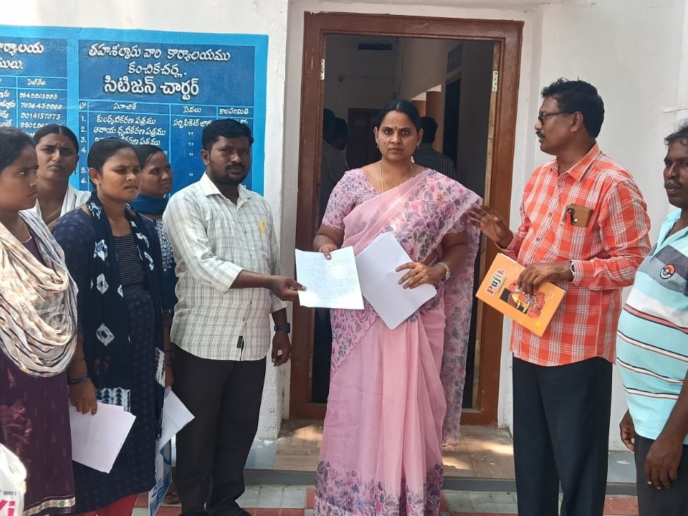 ‘ఇల్లు లేని పేదలకు మూడు సెంట్లు స్థలం ఇవ్వాలి’