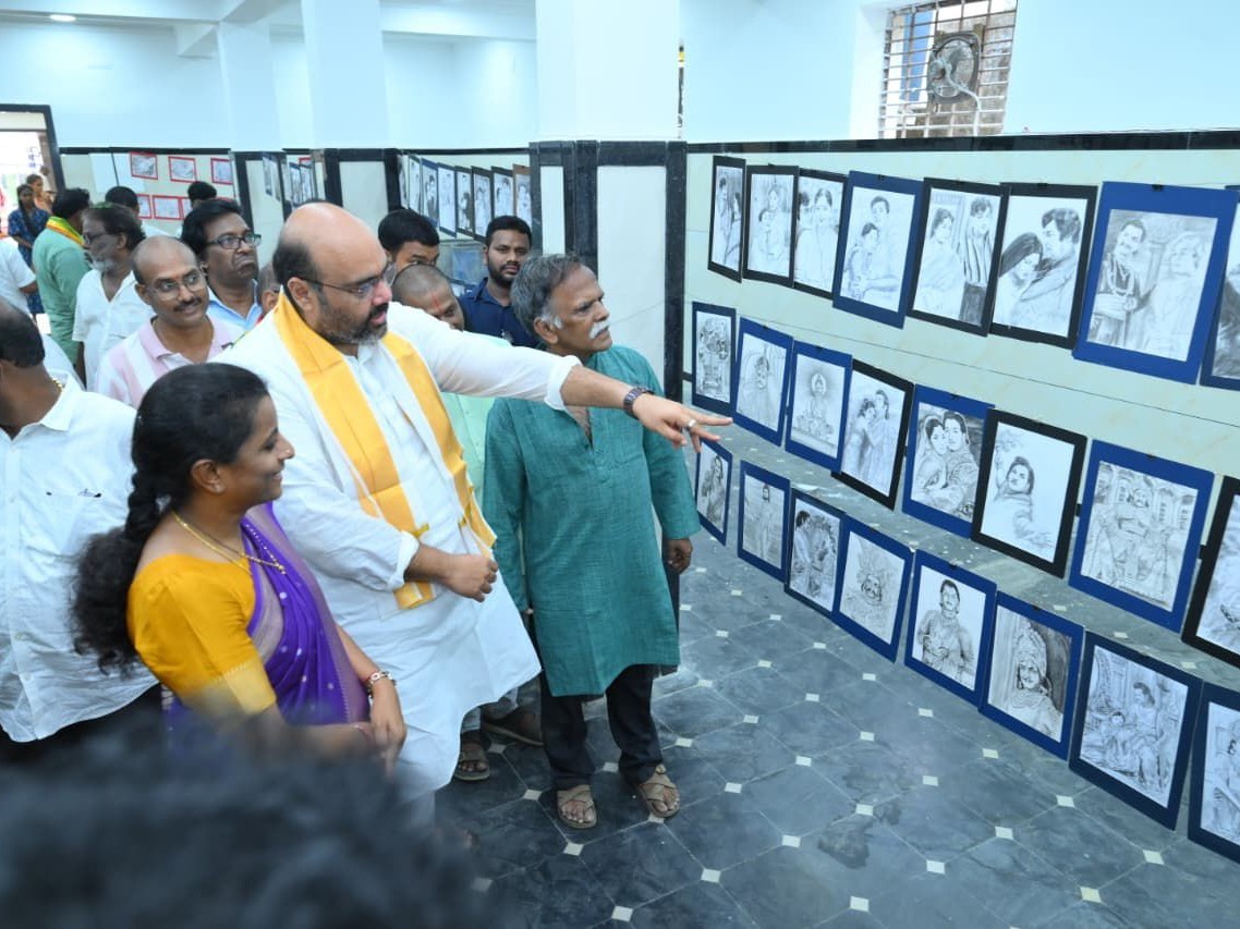 చిత్ర ప్రదర్శన కార్యక్రమంలో పాల్గొన్న ఎమ్మెల్యే