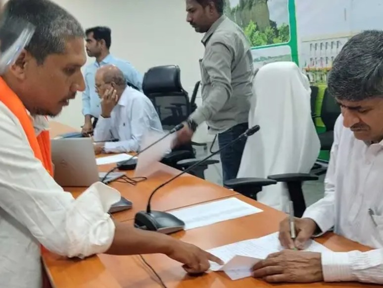 11/33 కేవీ విద్యుత్ లైన్ మార్చాలని వినతి