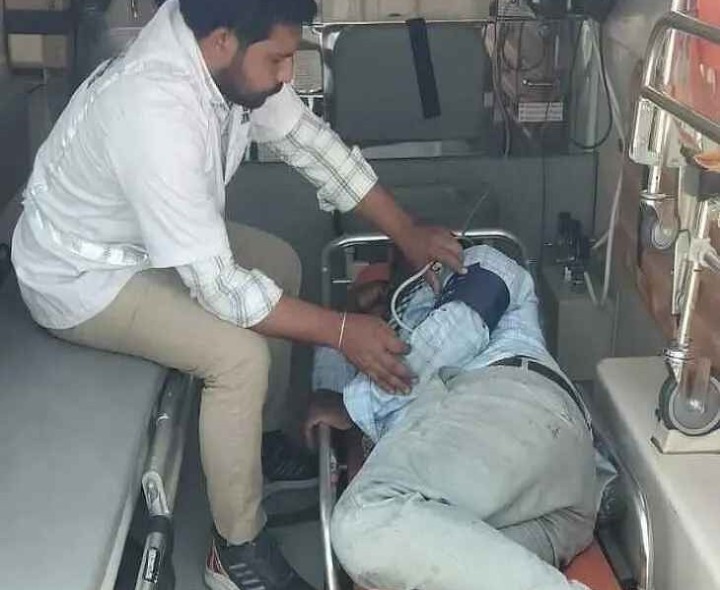 లారీ, బైక్ ఢీ.. వ్యక్తికి తీవ్ర గాయాలు