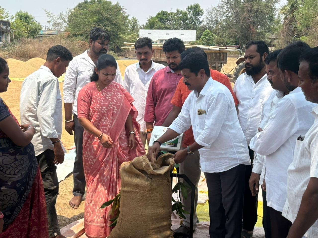 ములుగులో వరి కొనుగోలు కేంద్రాలు ప్రారంభం