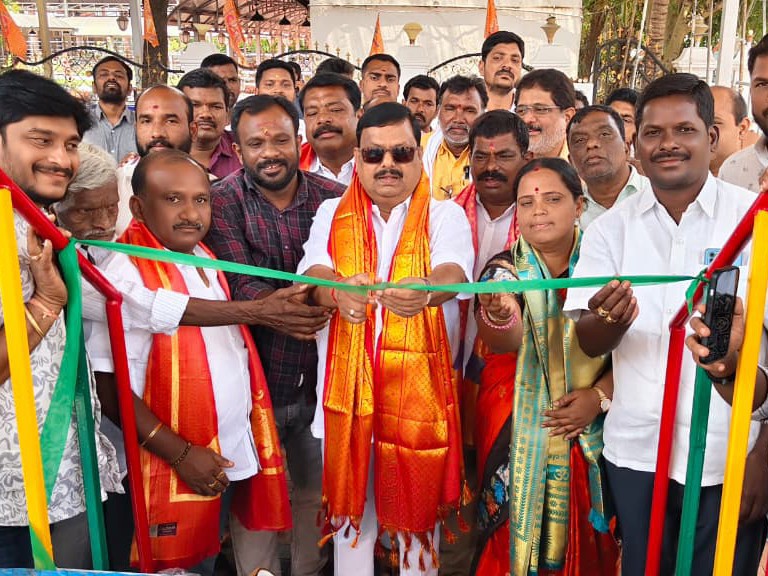 వైకుంఠ రథాన్ని ప్రారంభించిన ఎమ్మెల్యే