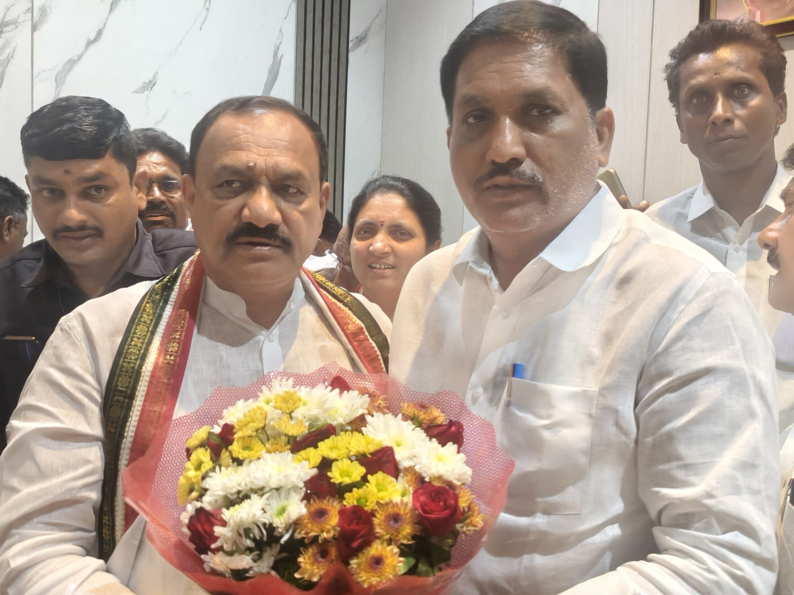 టీపీసీసీ చీఫ్ మహేష్ కుమార్ గౌడ్‌ను కలిసిన ఆడే గజేందర్