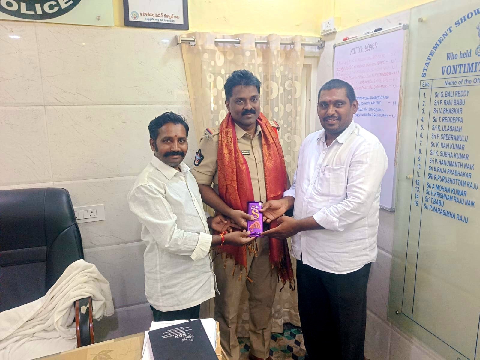 నూతన సీఐని కలిసిన జనసేన నేత