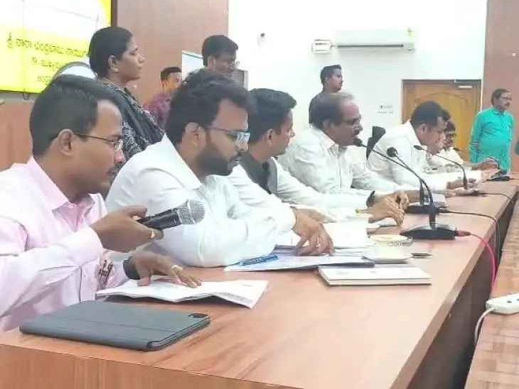 గడువులోగా అర్జీలు పరిష్కరించాలి: కలెక్టర్