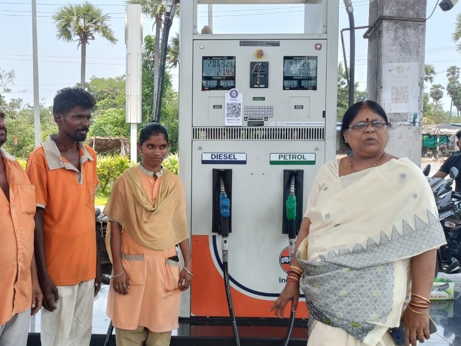 పెట్రోల్ బంకును తనిఖీ చేసిన ఎమ్మెల్యే