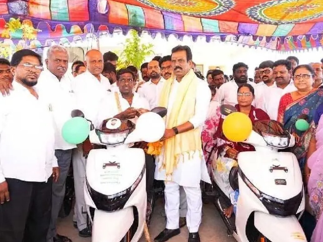 దివ్యాంగులకు స్కూటీలు పంపిణీ చేసిన ఎమ్మెల్యే
