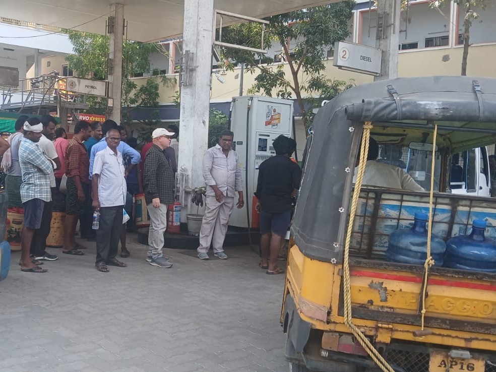 డీజిల్ విక్రయాలను పరిశీలించిన తహసీల్దార్