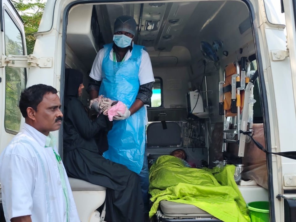 అంబులెన్స్‌లో మహిళ ప్రసవం.. తల్లీబిడ్డ క్షేమం