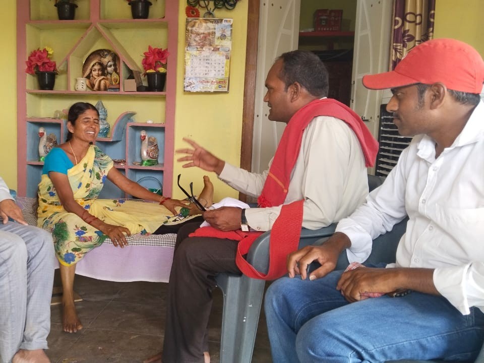 ప్రమాదానికి గురైన ఉపాధి హామీ కూలీకి పరామర్శ