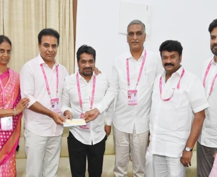 కేటీఆర్‌కు పార్టీ ఫండ్ అందజేసిన మాజీ జెడ్పీటీసీ